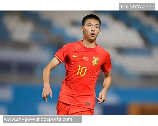 平头帅哥绿茵场上的绝对焦点展现足球巨星无限魅力风采